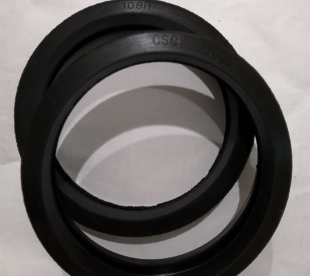            卡箍胶圈  卡箍胶圈是一种用于管道连接的密封件，通常用于固定和密封管道的连接。它由橡胶材料制成，具有良好的弹性和耐久性。卡箍胶圈的设计使其能够在管道连接处提供可靠的密封，防止液体或气体泄漏，并保持管道的连接稳固。 卡箍胶圈通常具有圆环形状，内部直径与管道外径相匹配，以确保密封紧固而不会产生泄漏。其主要功能是提供管道连接的密封性能和稳定性，确保管道系统的安全运行。卡箍胶圈广泛应用于建筑、化工、能源、环保等行业，适用于不同介质和压力条件下的管道连接。 我们的卡箍胶圈可广泛应用于管道连接、密封和固定等领域。不论是液体、气体还是粉尘介质的管道系统，我们的卡箍胶圈都能提供可靠的密封和固定作用，确保系统的稳定运行。